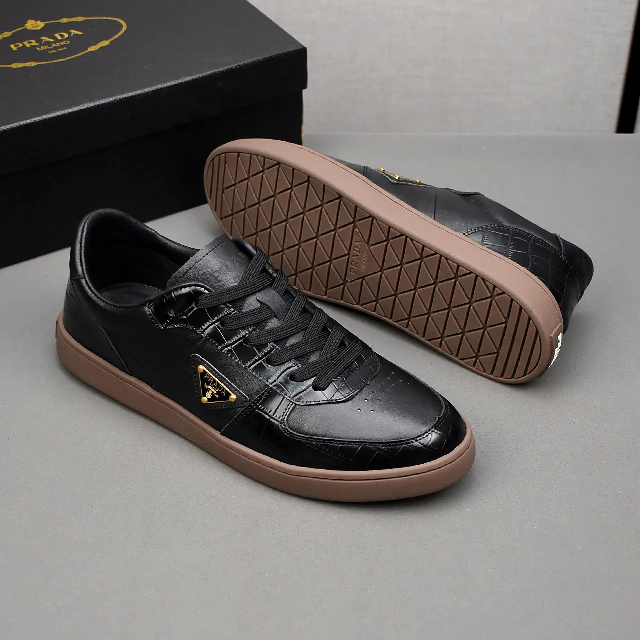 PP420❣️❣️❣️Prada set off the audience! Prada, an international brand that is constantly innovating, this men's casual shoe, the original version, made of cowhide leather at a ratio of one to one at the store, with leather feet and rubber non-slip outsole, breathable and comfortable, quality speaks for itself👄38-44